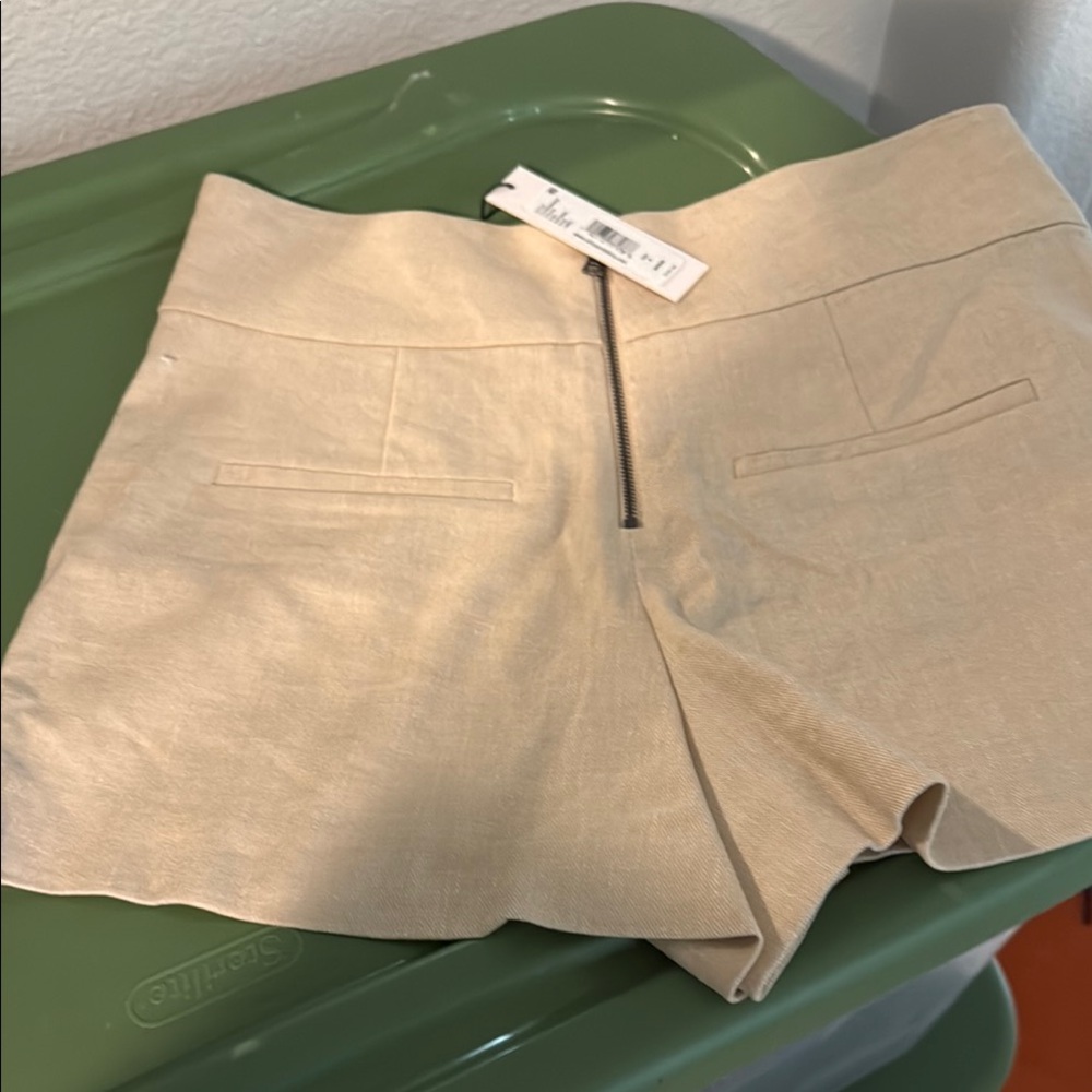 Women's Alice & Olivia Natural color linen blend high waisted Shorts NWT